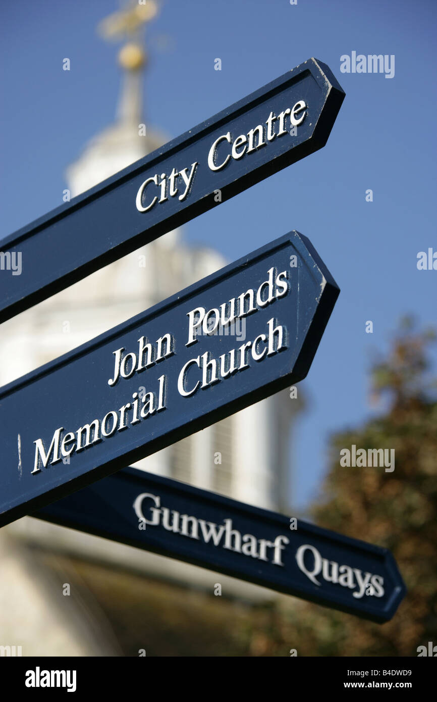 Città di Portsmouth, Inghilterra. Direzione turistica segno a Old Portsmouth con la Cattedrale di Portsmouth in background. Foto Stock