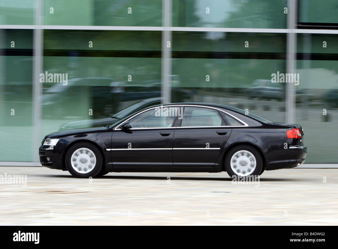 Auto Audi A8 4.0 TDI, Lusso ca. s, Limousine, modello anno 2002-, nero, vista laterale, guida, Città Foto Stock