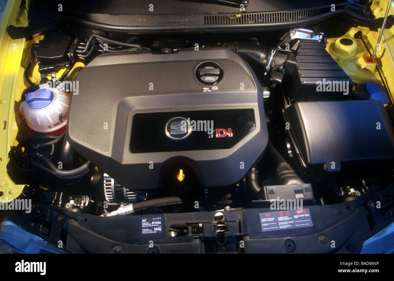 Auto Seat Ibiza 1.9 TDi, piccolo circa, giallo, Limousine, modello anno  2001-, visualizzare nel vano motore, motore, tecnica/acces Foto stock -  Alamy