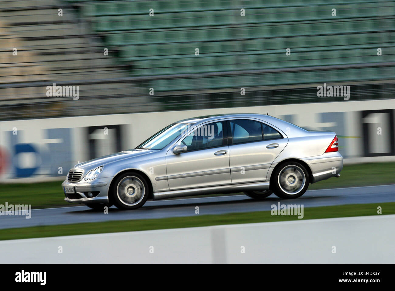 Auto, Mercedes C 30 CDI AMG, anno modello 2002, argento, classe media, Tuning, 231 PS, la guida della pista su pista di prova, vista laterale Foto Stock