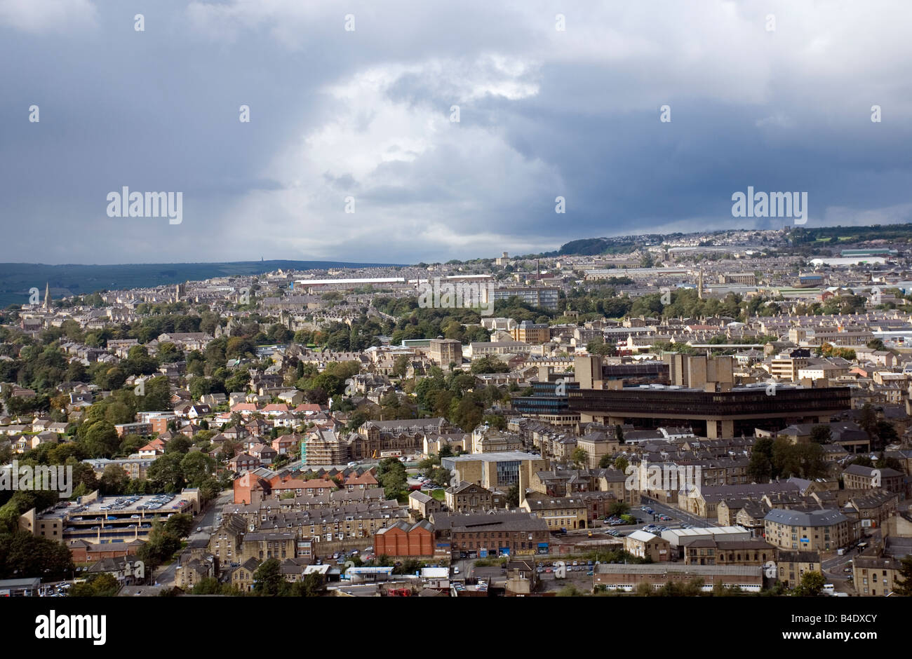 Vista di Halifax, West Yorkshire, con l'Halifax Bank (HBOS) Quarti di testa che domina la città. Foto Stock