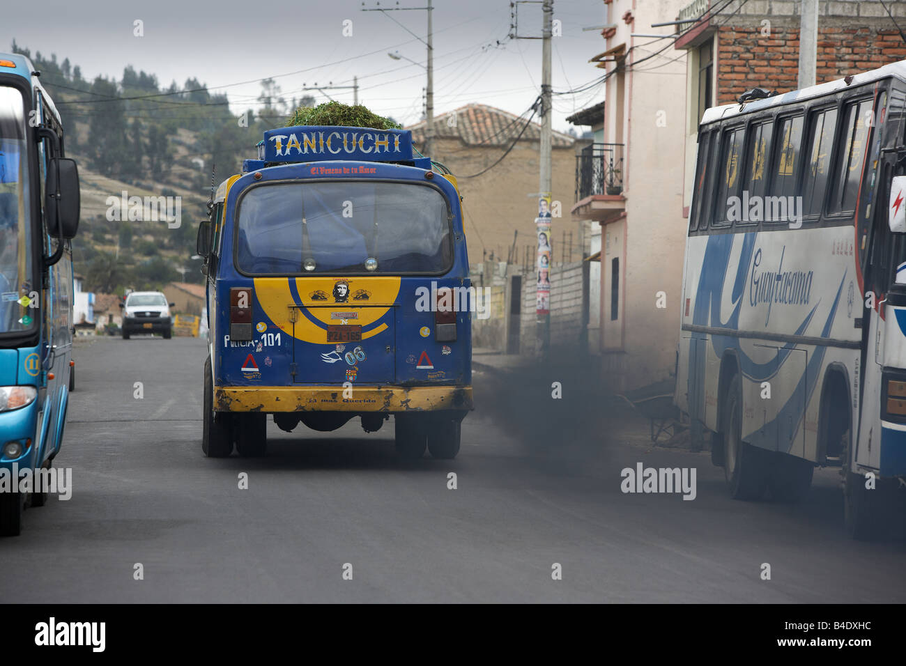 Inquinanti Bus le strade dal mercato Saquisili, Ecuador Foto Stock