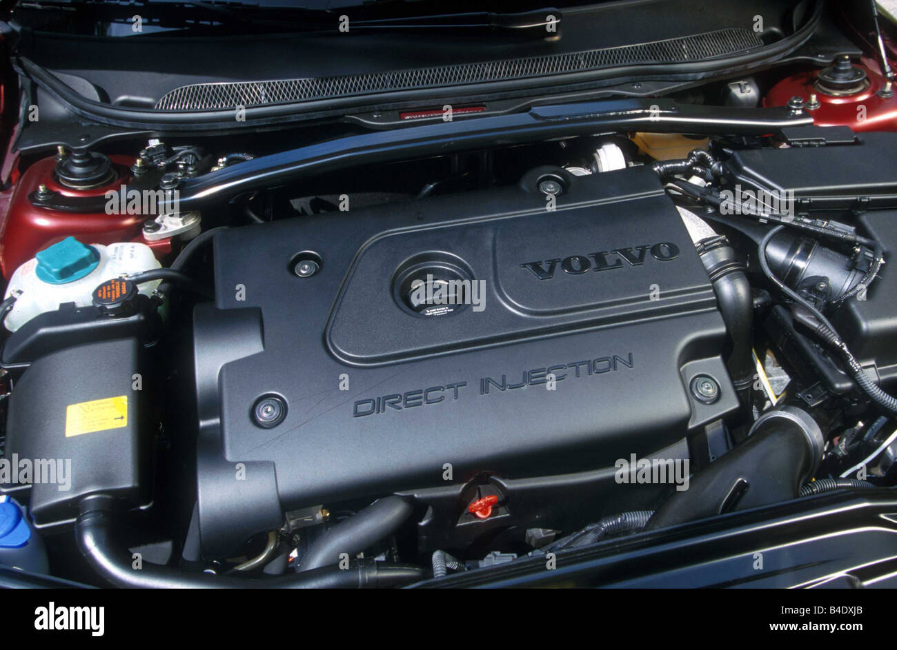 Auto Volvo V70 2,5 D, Superiore Di Medie Dimensioni , Berlina, Modello Anno 2000-, Vino-Rosso-Metallico, Visualizzare Nel Vano Motore, Motore, T Foto Stock - Alamy