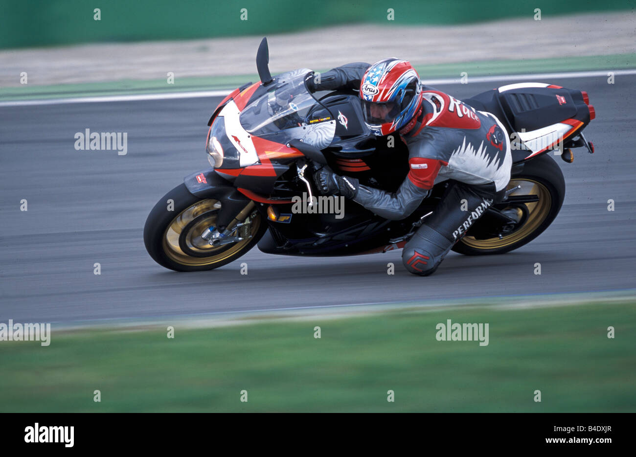 Ciclo motore, Aprilia RSV MILLE R, sport ciclo motore, sportivo, nero-rosso, anno modello 2003, vista laterale, diagonale dalla parte anteriore Foto Stock