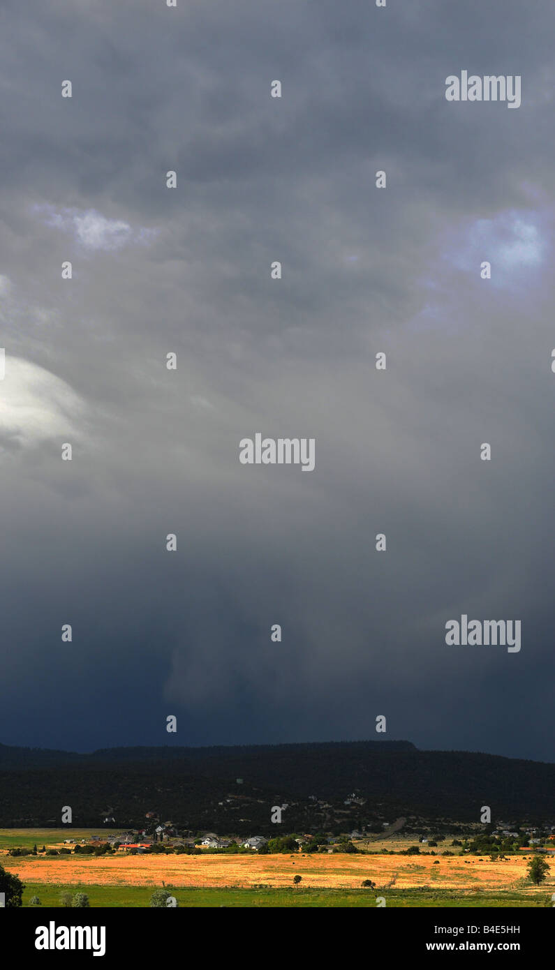 Drammatica alta delle montagne del deserto con una tempesta che si avvicina nel Northern Arizona Foto Stock