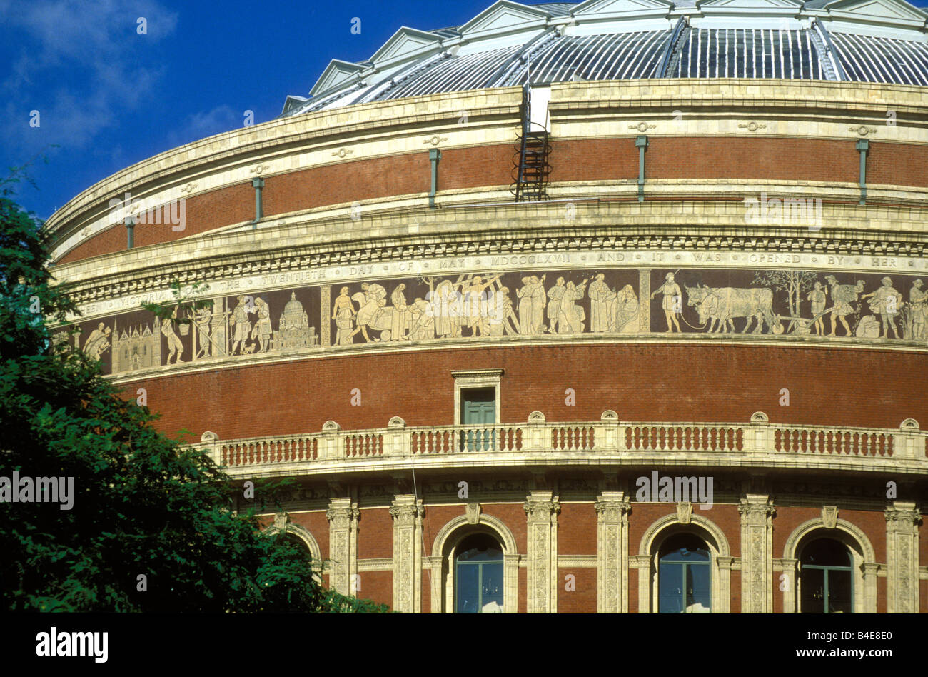 Piatto fregio in terracotta attorno alla circonferenza della Royal Albert Hall che rappresentano i valori e le innovazioni dell'epoca vittoriana, London, Regno Unito Foto Stock