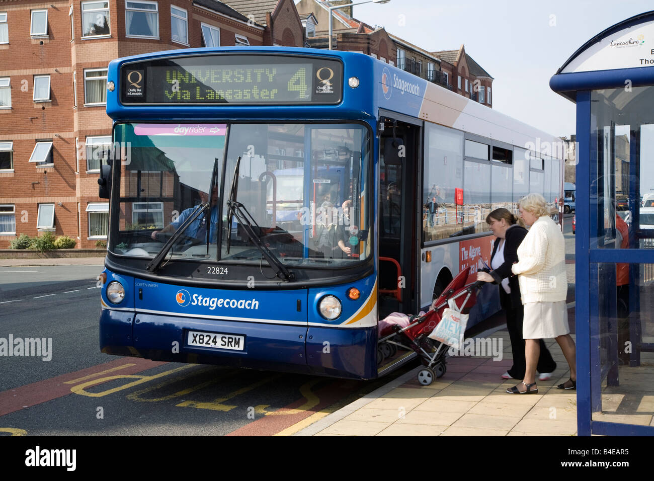 Persone con la PRAM salire su autobus alla fermata bus Morecambe Lancashire England Regno Unito Foto Stock