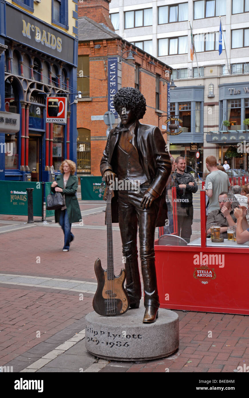 Philip P Lynott cantante dei Thin Lizzy vicino a Grafton Street Dublino Irlanda Foto Stock