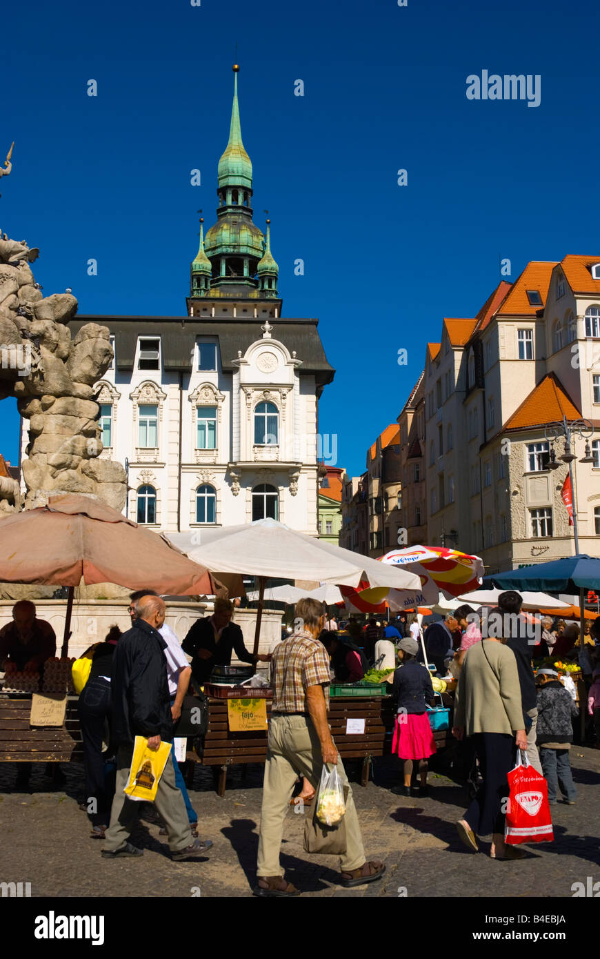 Sabato shopping a Zelny trh piazza del mercato nel centro di Brno Repubblica Ceca Europa Foto Stock