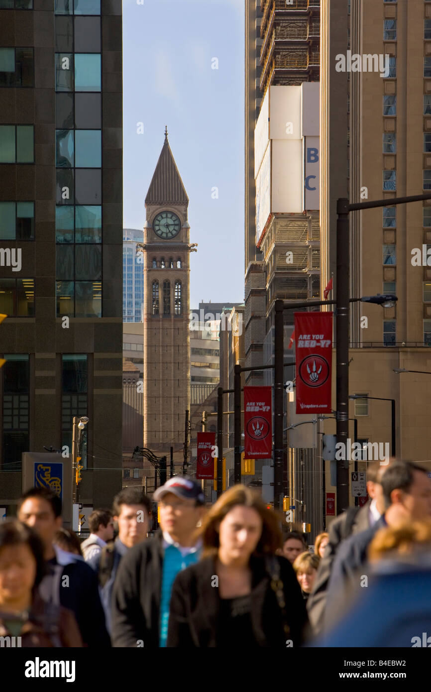 Downtown Toronto scena di strada con la torre dell'orologio del vecchio municipio in background, città di Toronto, Ontario, Canada. Foto Stock