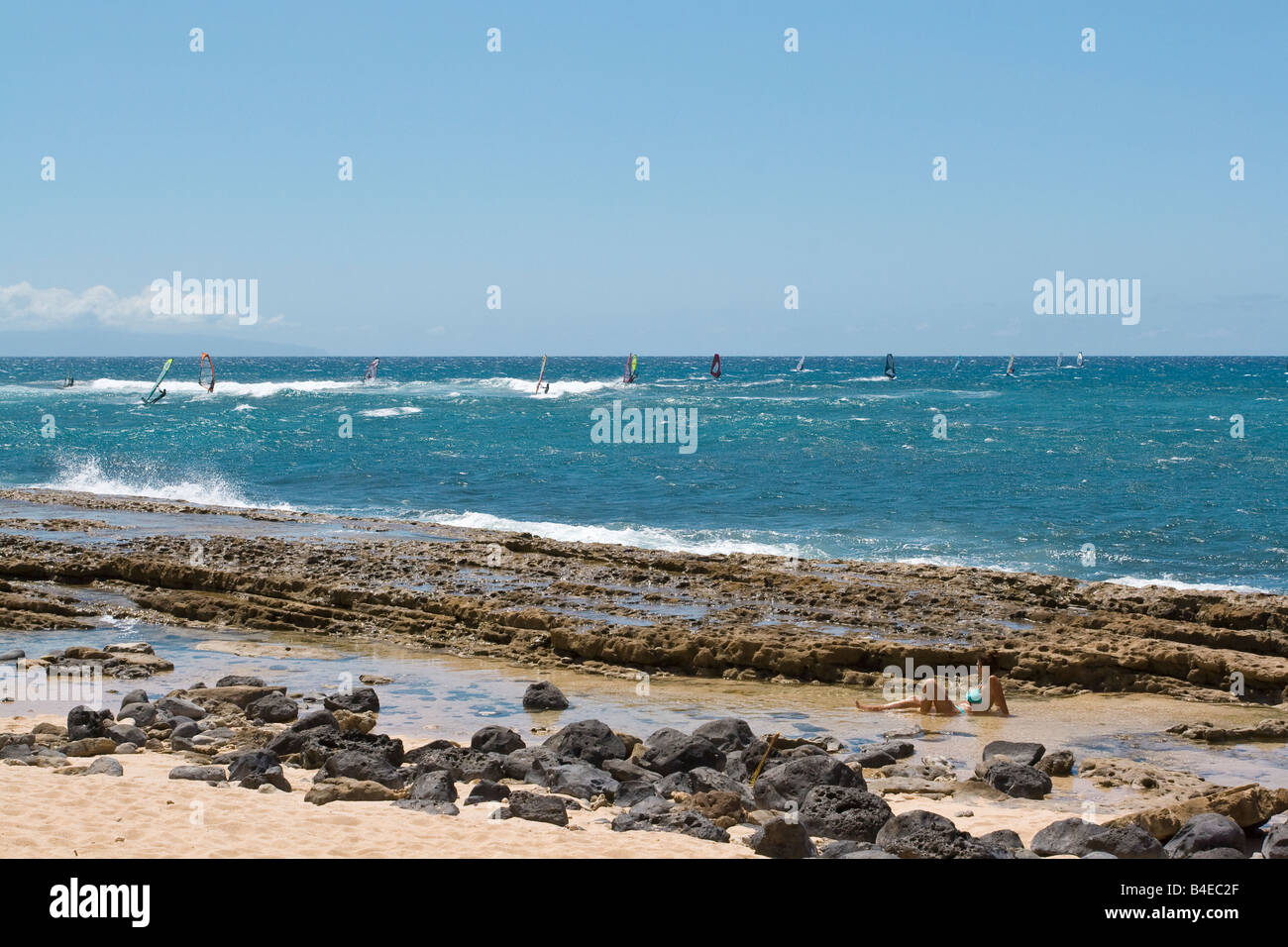 Hookipa spiaggia di Maui Hawaii con un windsurf e una spiaggia bum Foto Stock