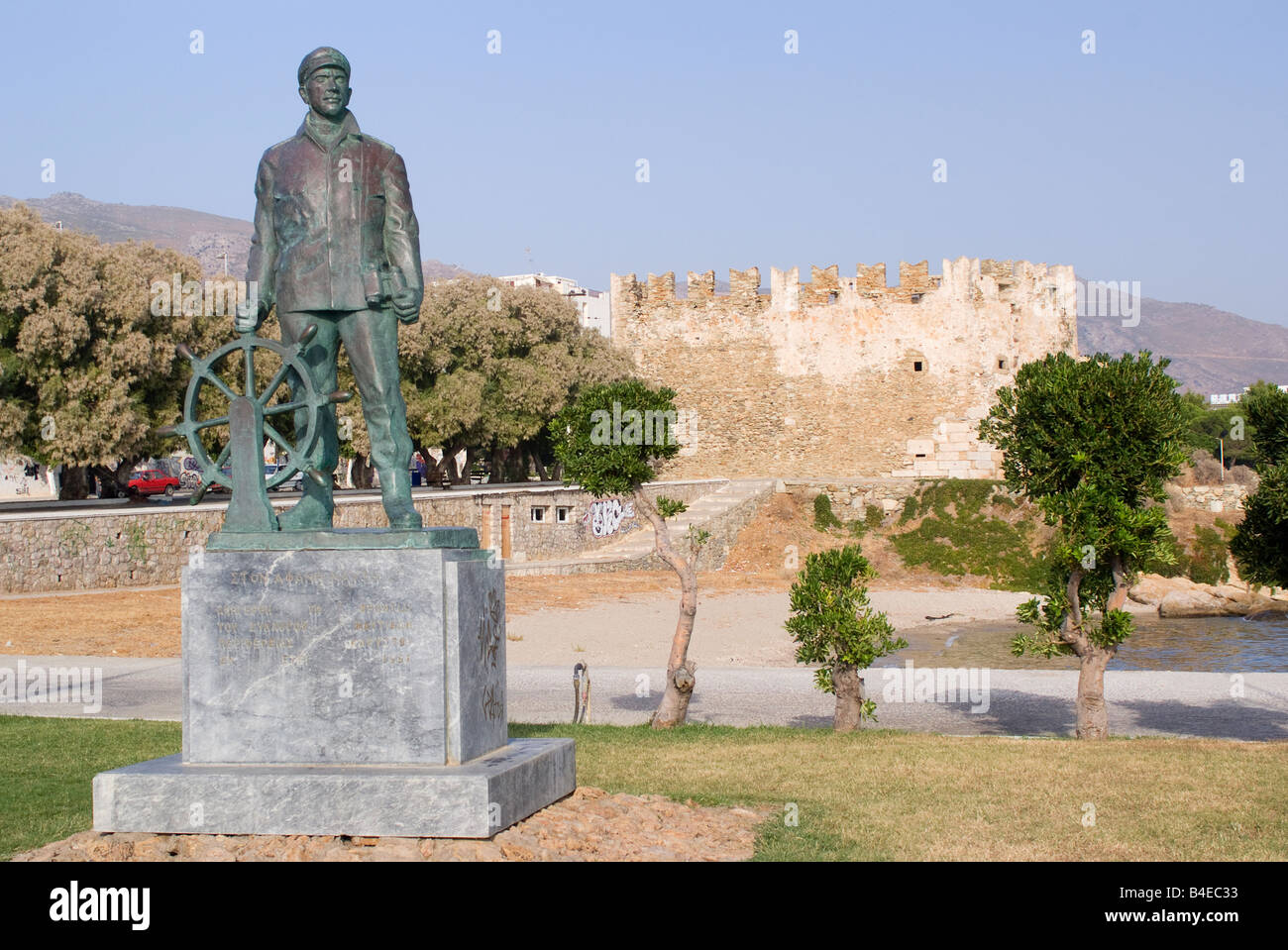 Monumento ai marinai greci e pescatori perso in mare con fortezza a Karistos isola di Eubea Isole greche del Mar Egeo in Grecia Foto Stock
