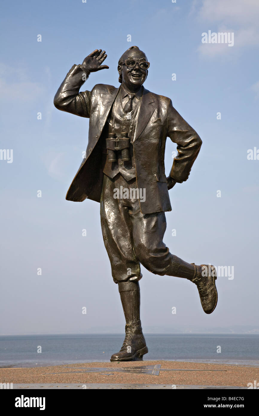 Statua di Eric Morecambe sulla passeggiata fronte mare Morecambe Lancashire England Regno Unito Foto Stock