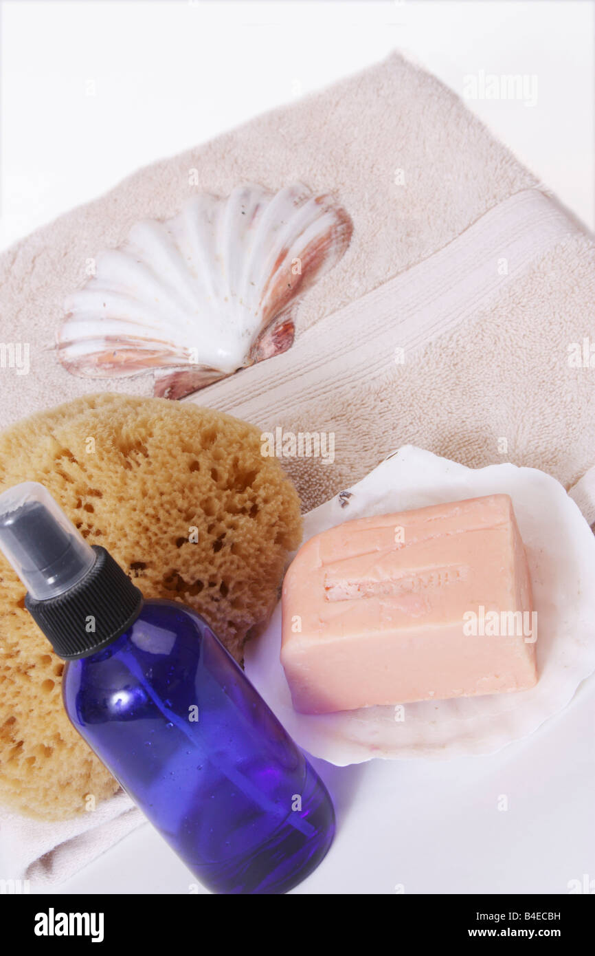 Asciugamano da bagno, sapone e una spugna con conchiglia Foto Stock