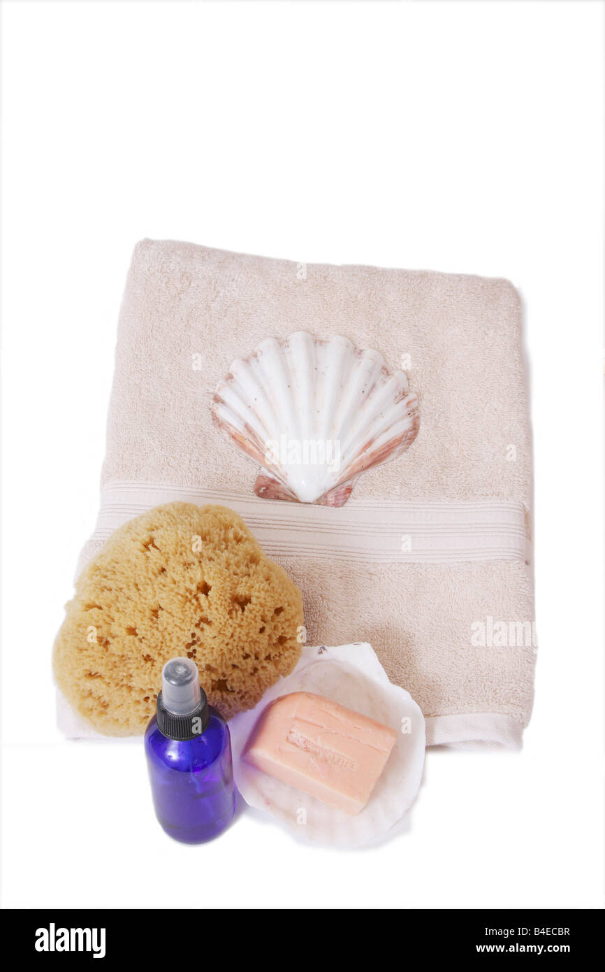 Asciugamano da bagno, sapone e una spugna con conchiglia Foto Stock