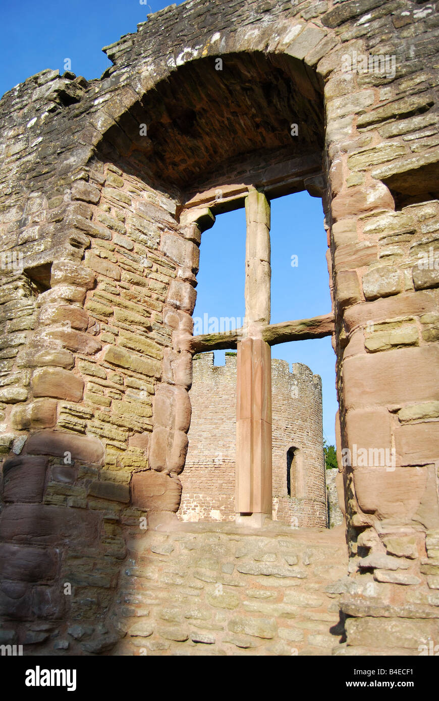 Cappella rotonda attraverso la finestra nella parte interna di Bailey, Ludlow Castle, Ludlow, Shropshire, England, Regno Unito Foto Stock