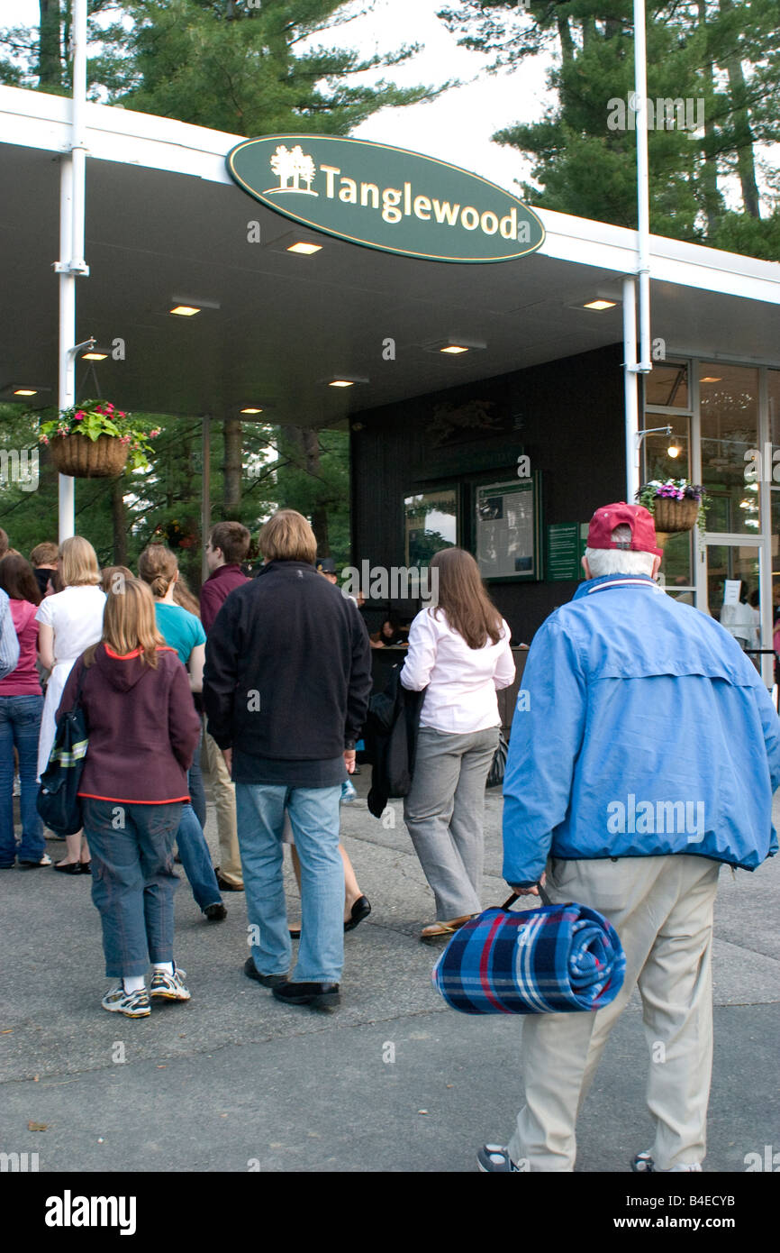 Gli amanti della musica di arrivare per la serata di apertura a Tanglewood con molti attrezzati per una serata sul prato Foto Stock