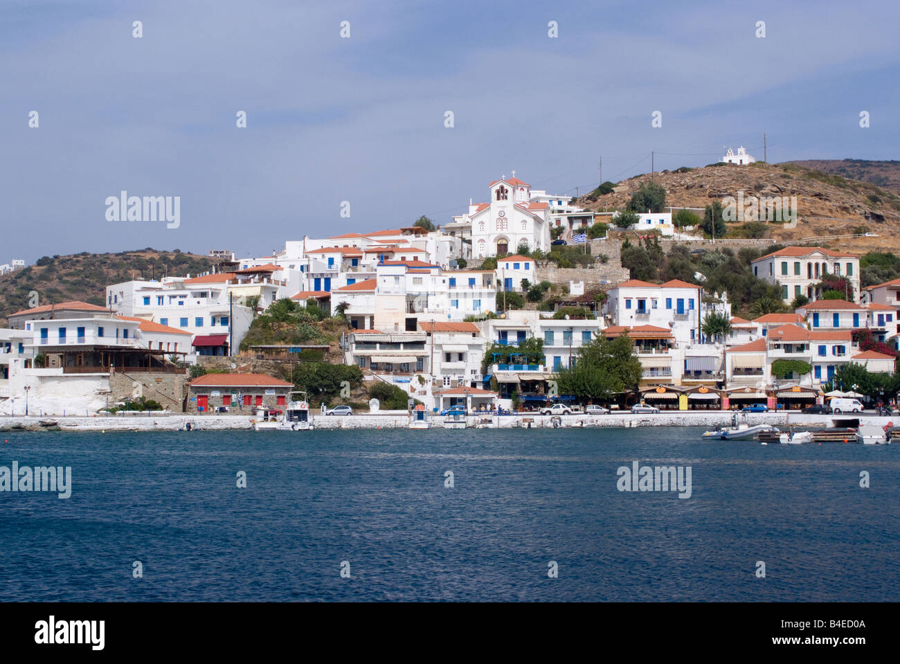 La tipica città greca di Batsi con architettura tradizionale sull isola di Andros Cicladi Mar Egeo Grecia Foto Stock