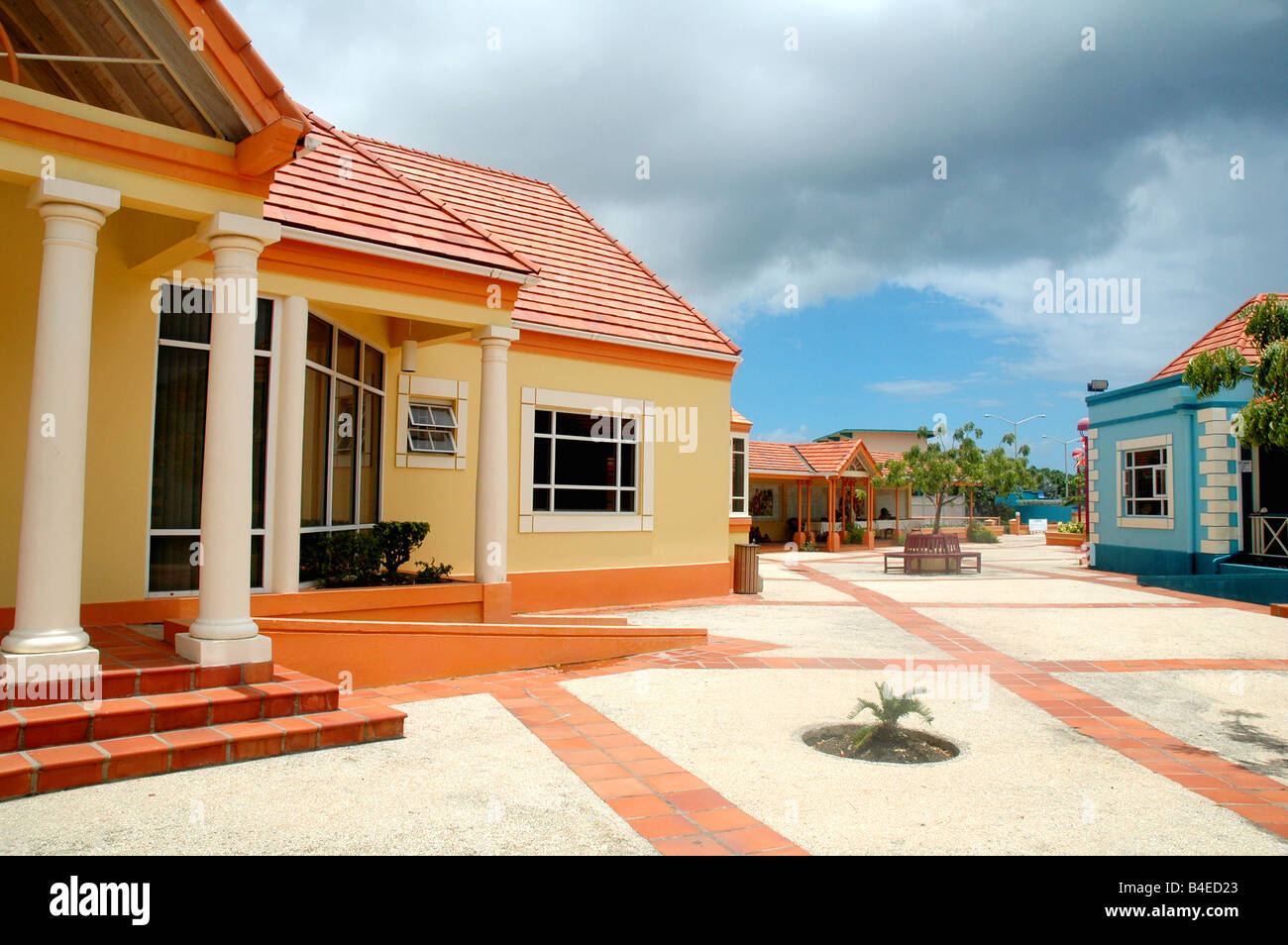 Colorate in stile caraibico 'pelican villiage craft centre' artigianale dei caraibi shopping plaza barbados Foto Stock