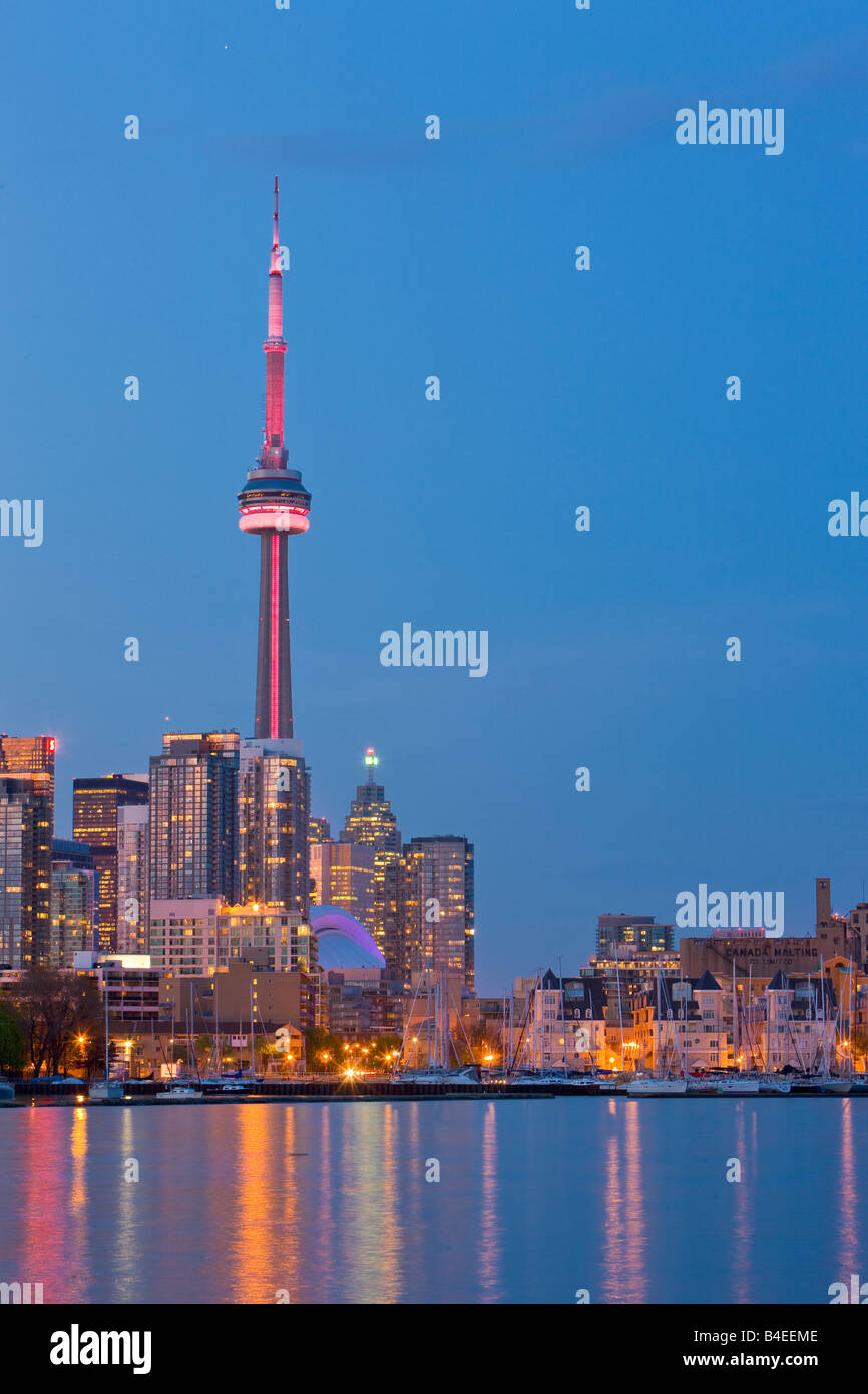 Skyline di Toronto City visto da Ontario Place, Toronto, Ontario, Canada al crepuscolo. Foto Stock