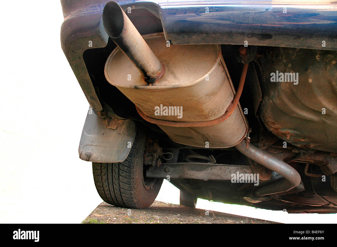 Uno scarico di una Peugeot auto come visto dal di sotto. Foto Stock