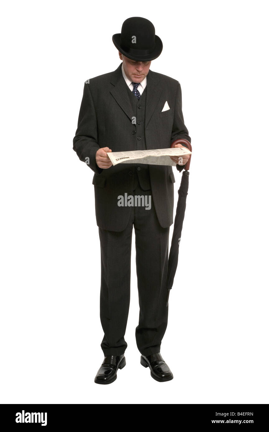 Imprenditore in gessato tuta e tradizionale bombetta ombrello con la lettura del quotidiano finanziario Foto Stock