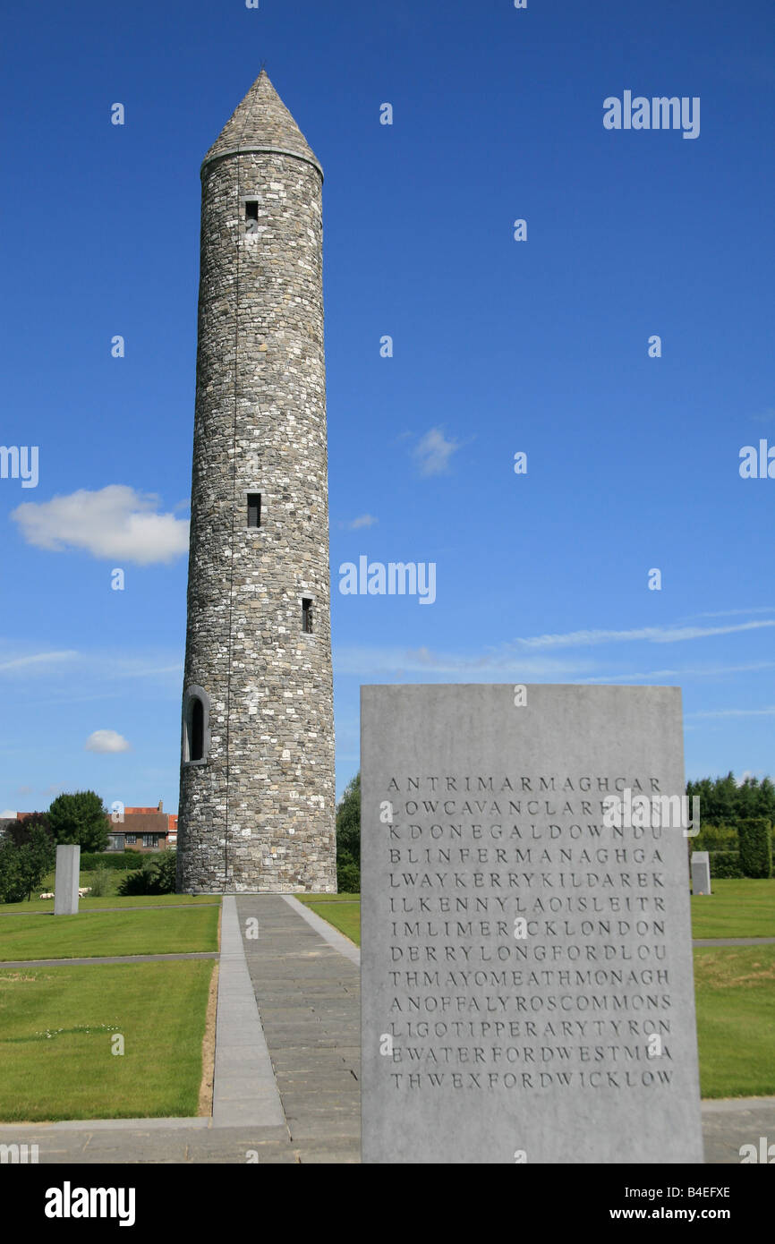 La Irish " tondo " torre presso l'isola di Irlanda il Parco della Pace, Mesen, Belgio e un pilastro che rappresentano tutti i 32 contee dell'Irlanda Foto Stock