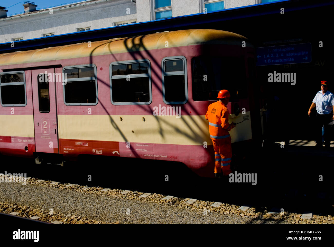 Ingegnere di lavoro su un treno alla stazione ferroviaria nella città di confine di Breclav in Repubblica Ceca Europa Foto Stock