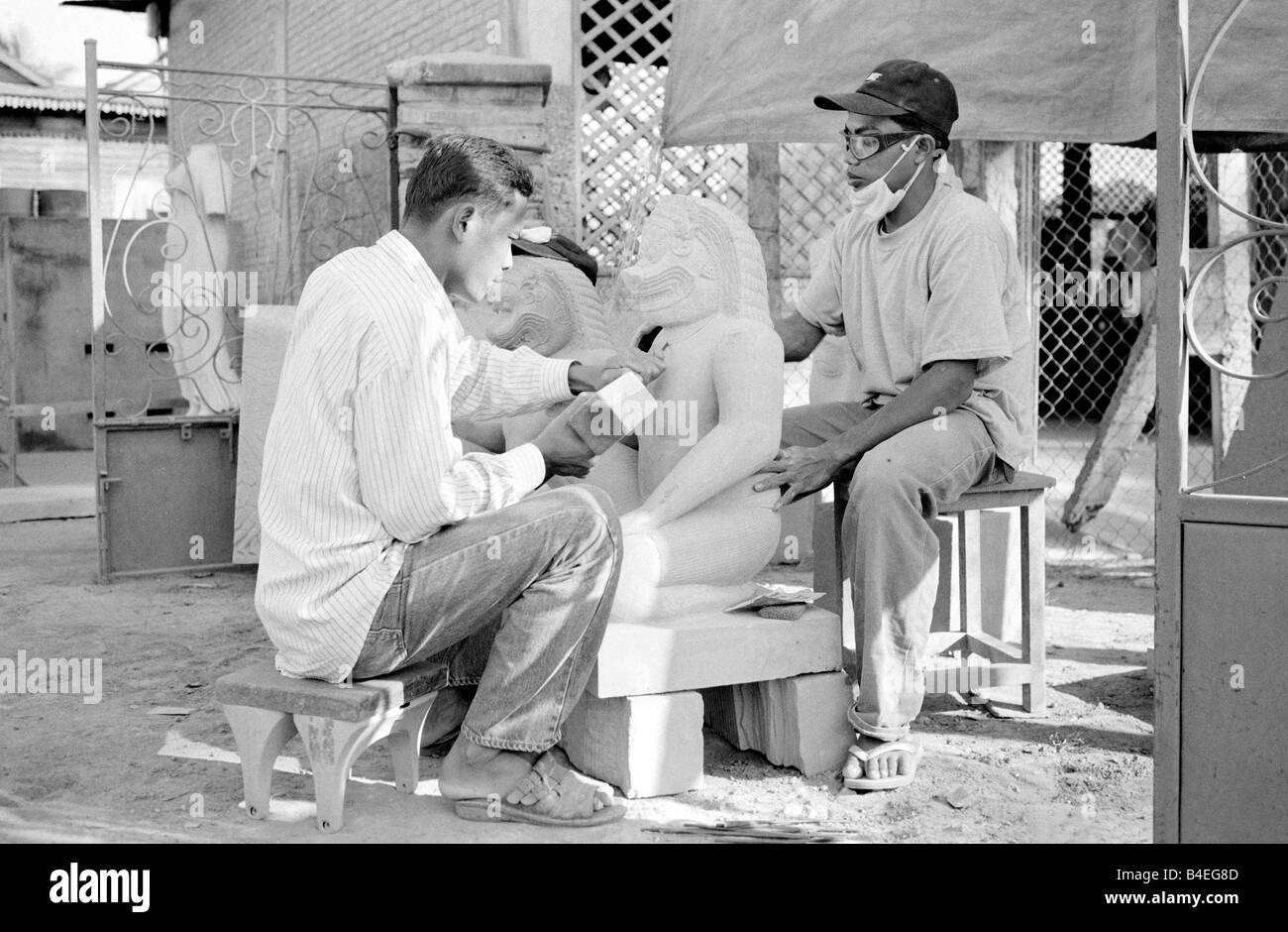 Jan 21, 2003 - Gli apprendisti al lavoro nel cortile di una scuola stonemasonry in Cambogia la città di Siem Riep. Foto Stock