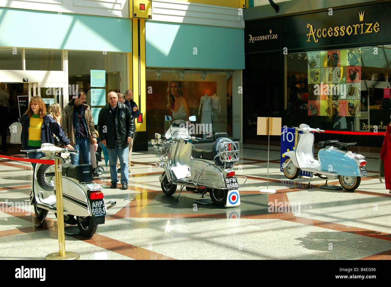 Tre Lambrettas in una galleria per lo Shopping Foto Stock