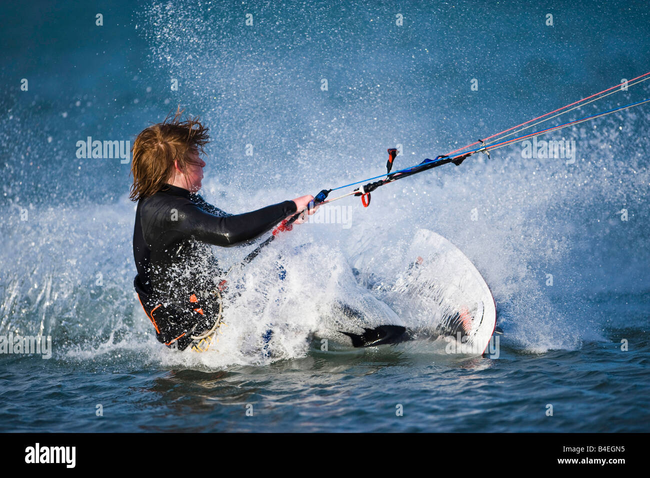 Aprile 2008 Portland vicino a Weymouth Dorset Kitesurfer Robin Snuggs eseguire trucchi Foto Stock