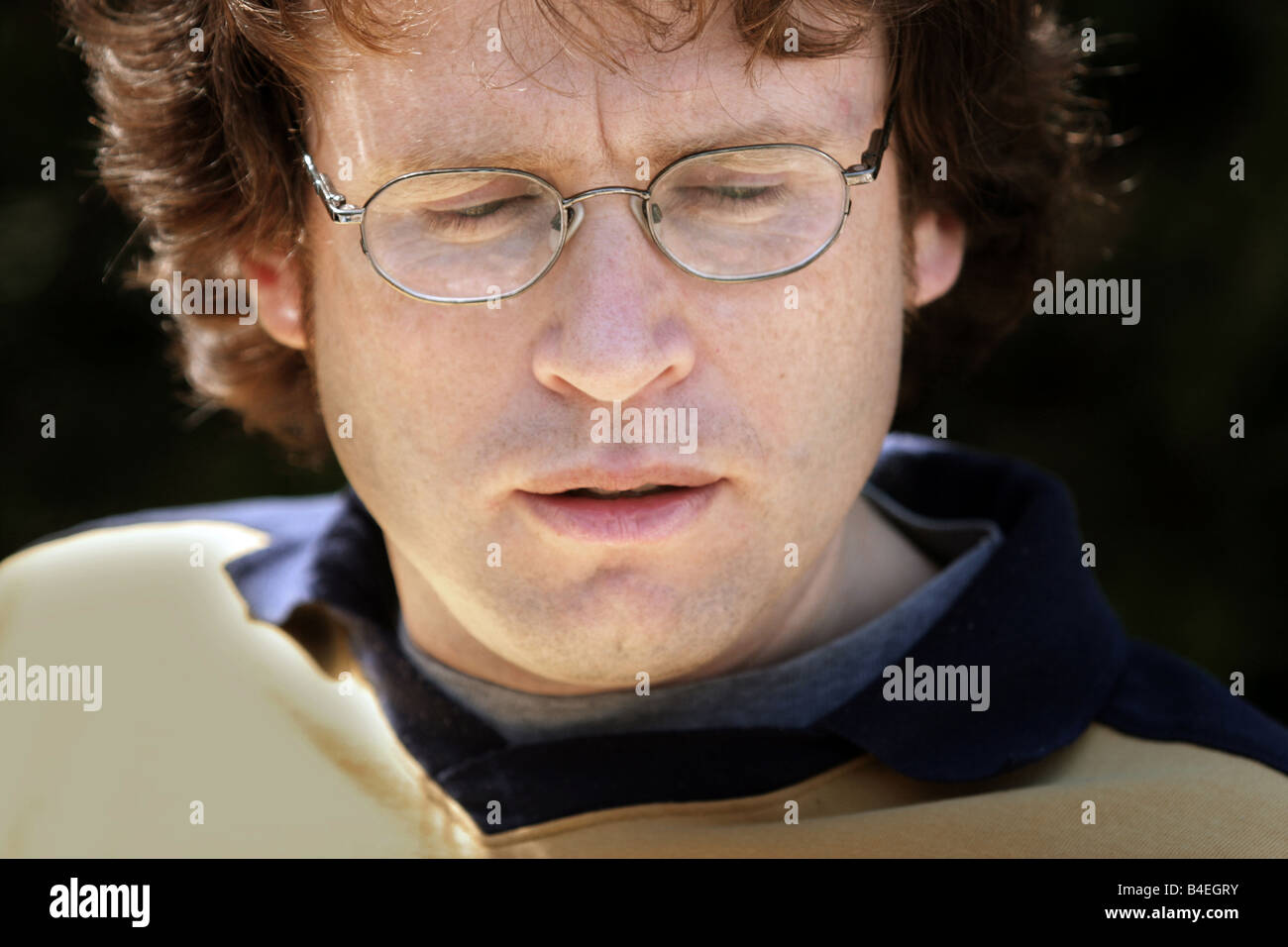 L'uomo pensando all'aperto Foto Stock