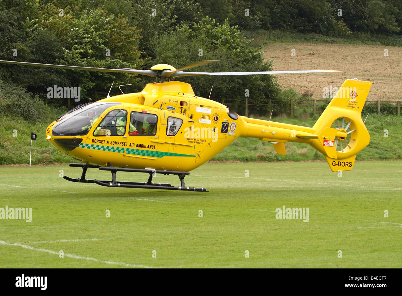 Air Ambulance CE 135 elicottero di decollare dal passo di rugby con sport casualty azionato da Dorset e Somerset Air Ambulance Foto Stock