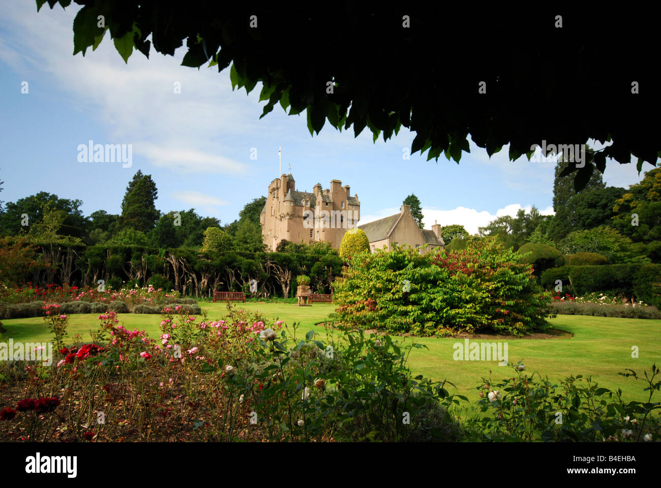 Una vista attraverso i giardini di Crathes Castle uno del National Trust per Scotlands meglio conservati castelli Foto Stock
