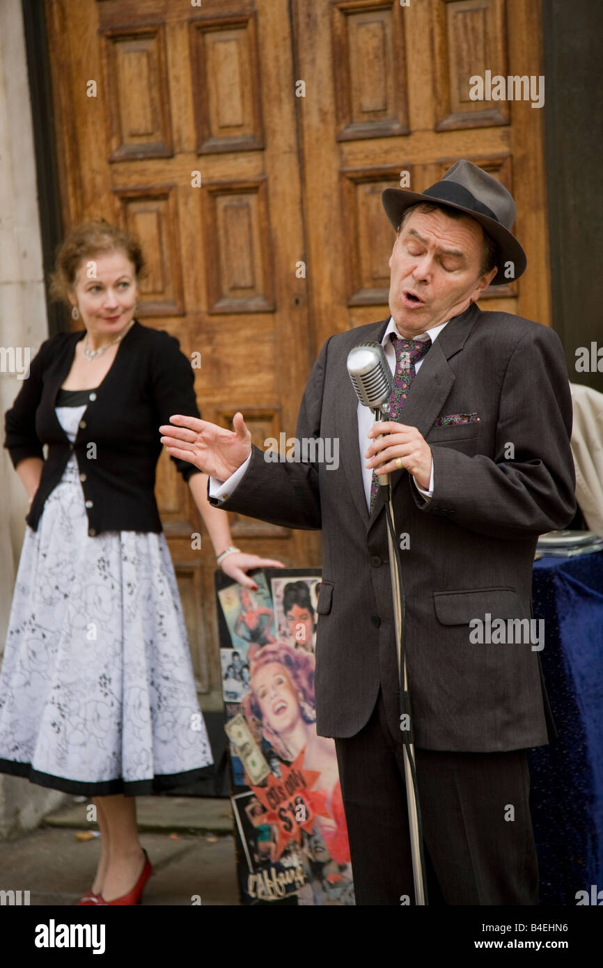 Frank Sinatra si assomigliano performing live per le strade di York, nello Yorkshire, Inghilterra Foto Stock