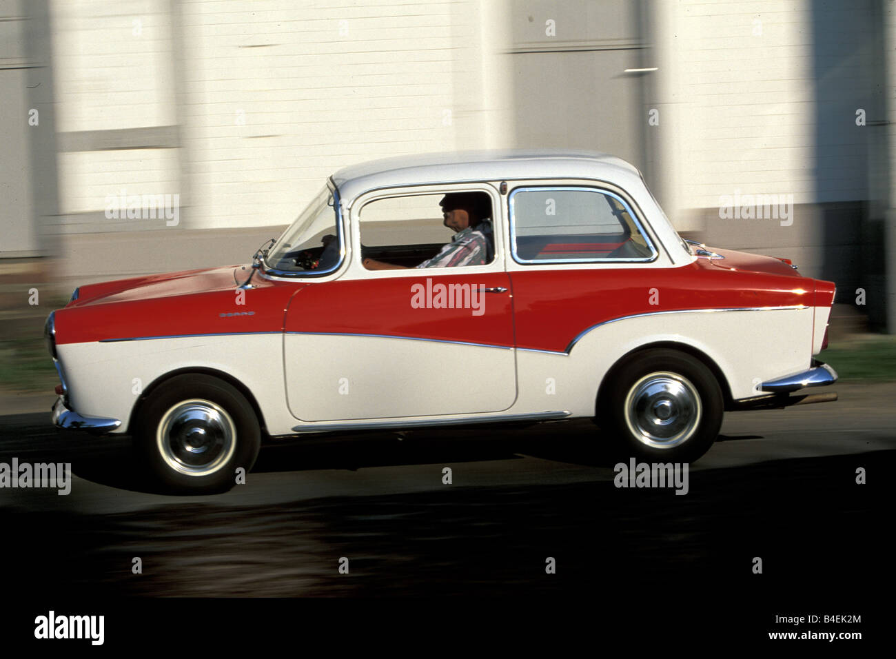 Auto, Glas Isar T 700, ' ' Goggomobile, anno modello 1958-1965, auto d'epoca, anni cinquanta anni cinquanta, sessanta, sessanta, bianco-rosso, guida, s Foto Stock