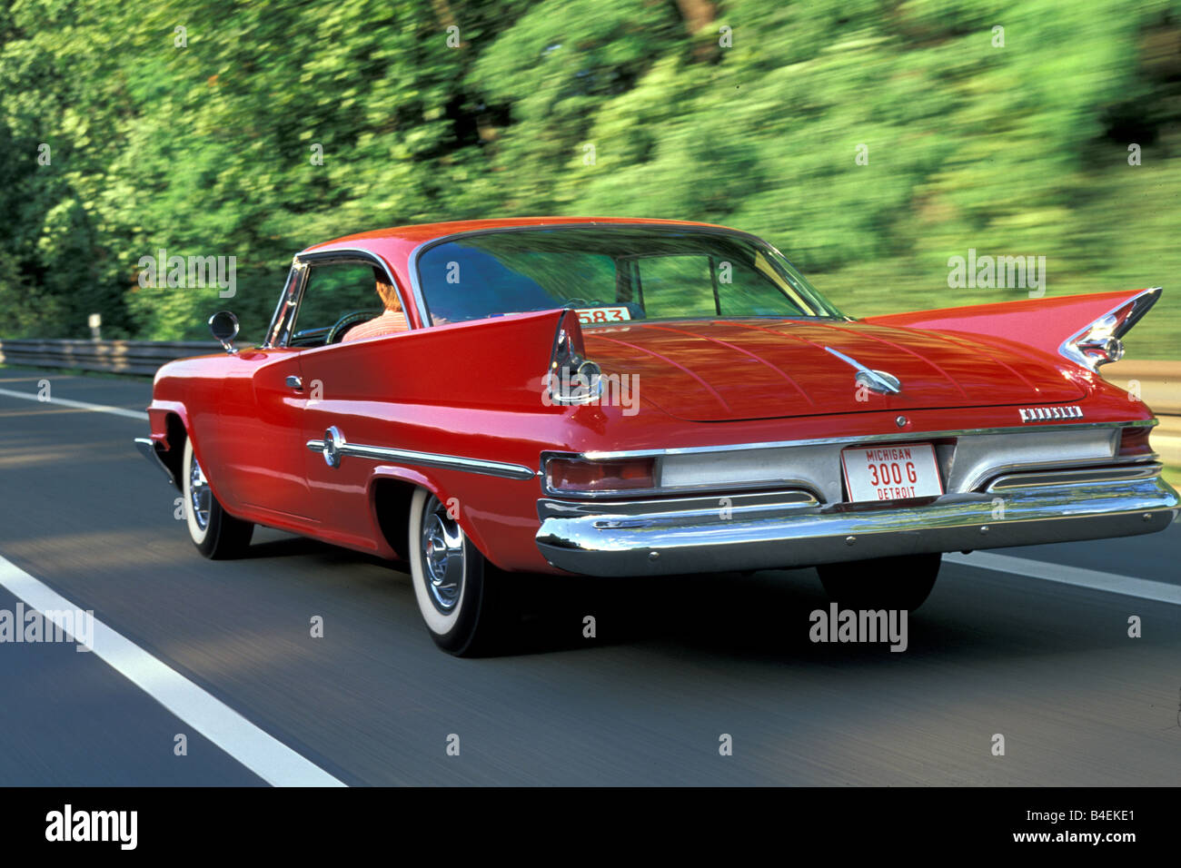 Auto Chrysler 300 G, auto d'epoca, rosso, anno modello 1964, anni sessanta anni sessanta, guida, diagonale posteriore, vista posteriore, vista laterale, strada, cou Foto Stock