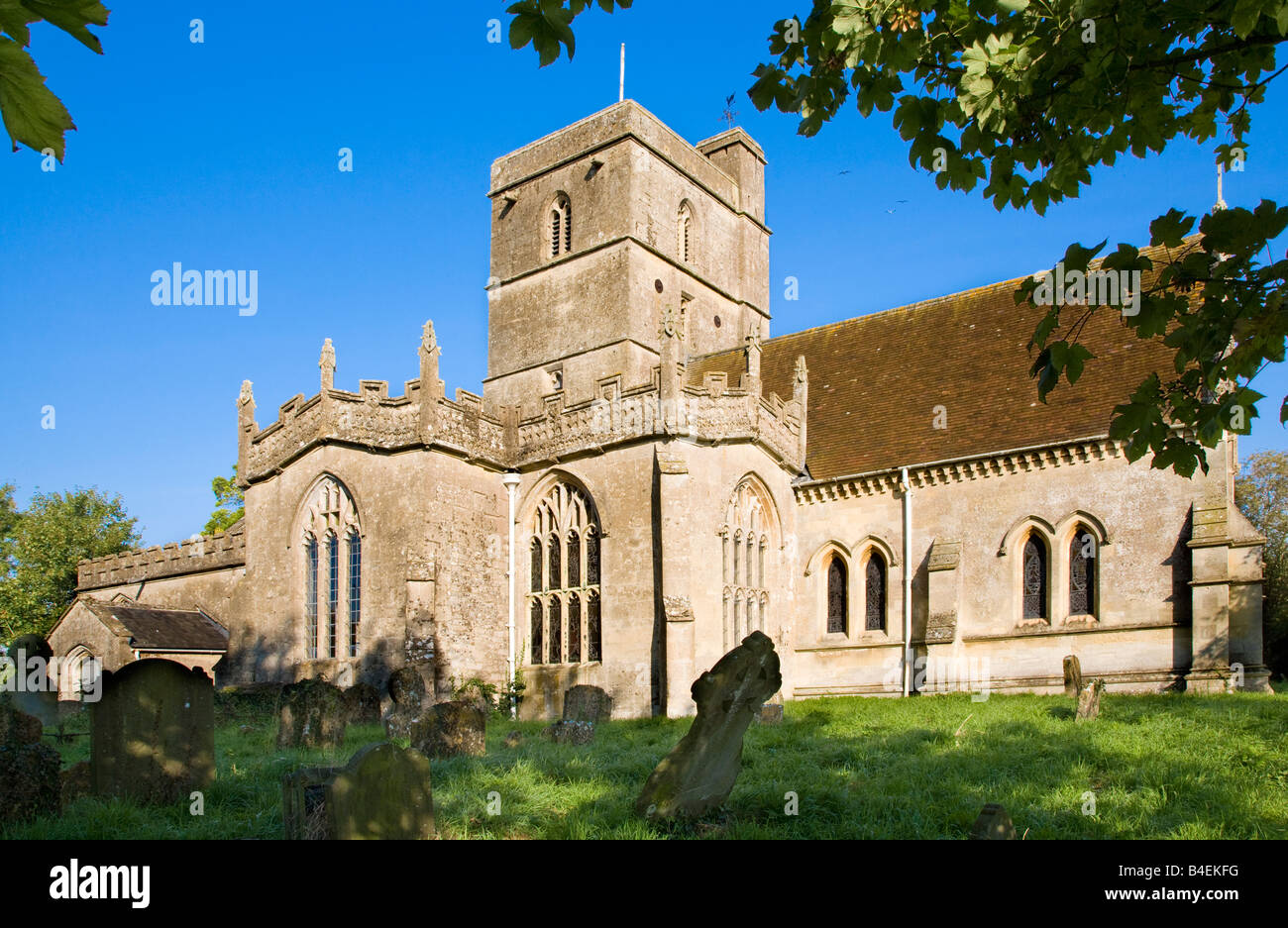 Tipico inglese Norman country village Chiesa di tutti i santi in tutti Cannings, Wiltshire, Inghilterra, Gran Bretagna, Regno Unito Foto Stock