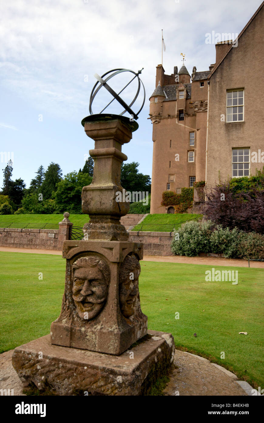 Una insolita statua nei giardini di Crathes Castle uno del National Trust per Scotlands meglio conservati castelli Foto Stock
