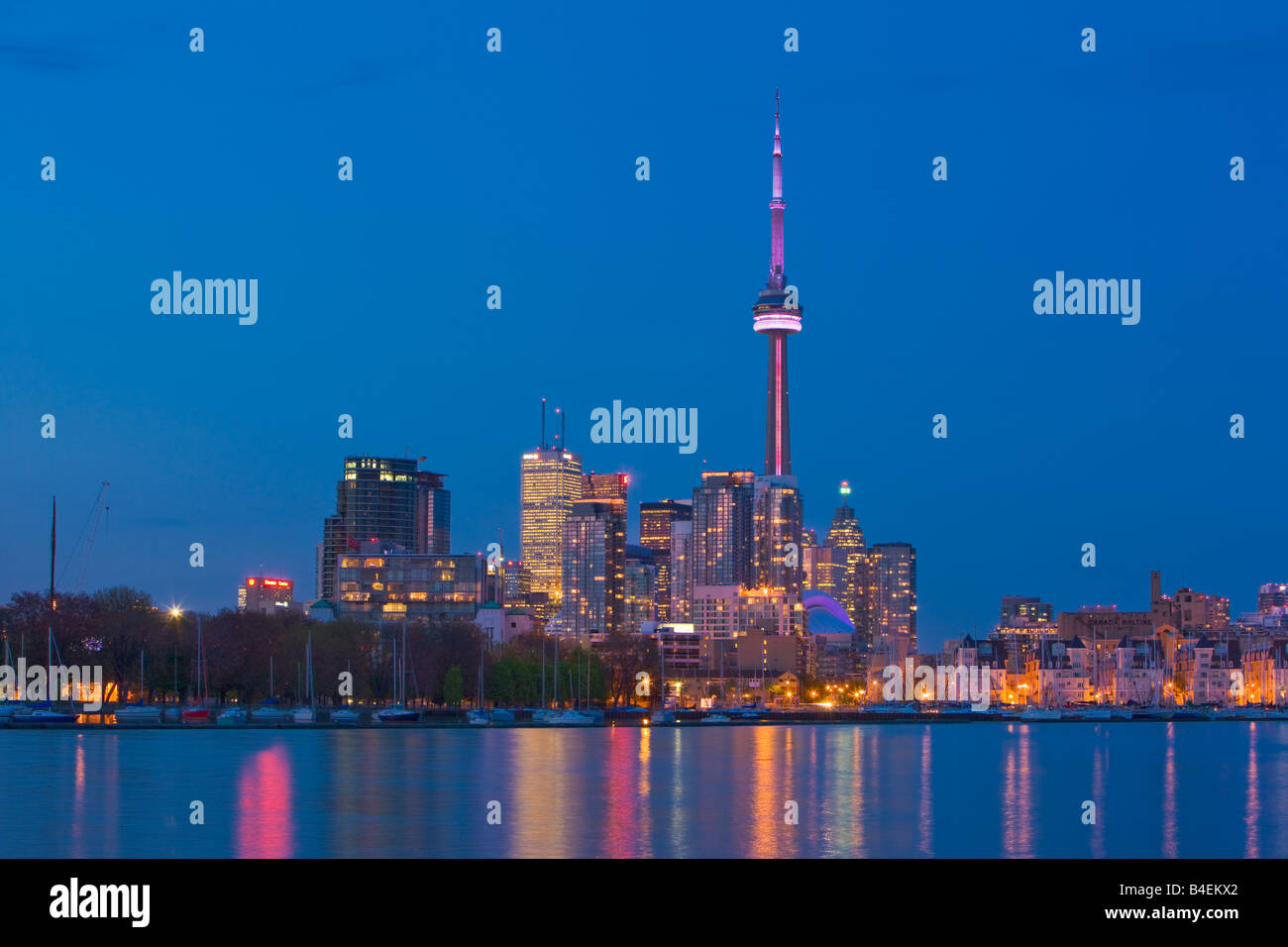 Skyline di Toronto City visto da Ontario Place, Toronto, Ontario, Canada al crepuscolo. Foto Stock