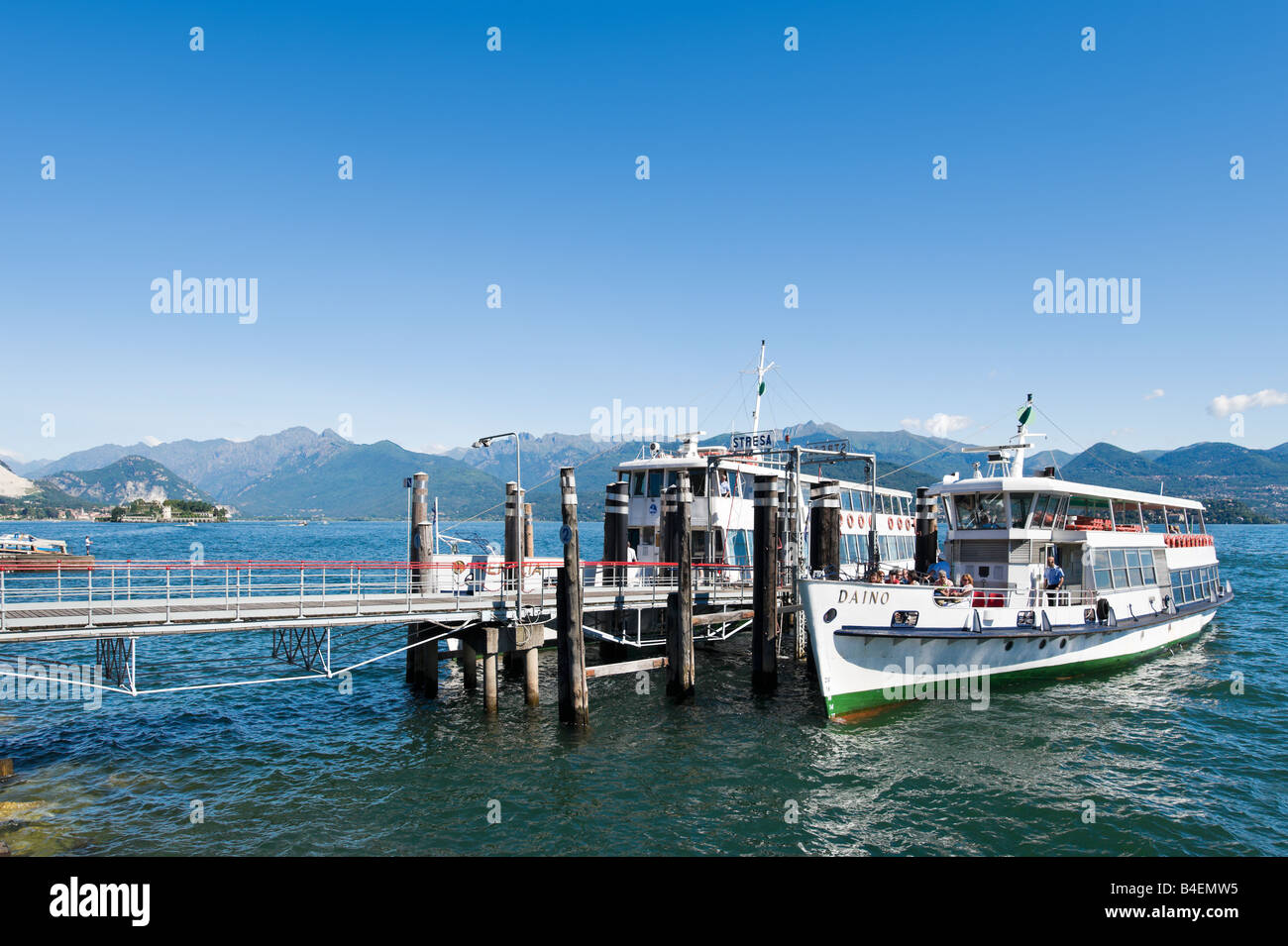 Traghetto ormeggio in banchina sul lungolago di Stresa guardando verso Isole Borrome, Lago Maggiore, Italia Foto Stock