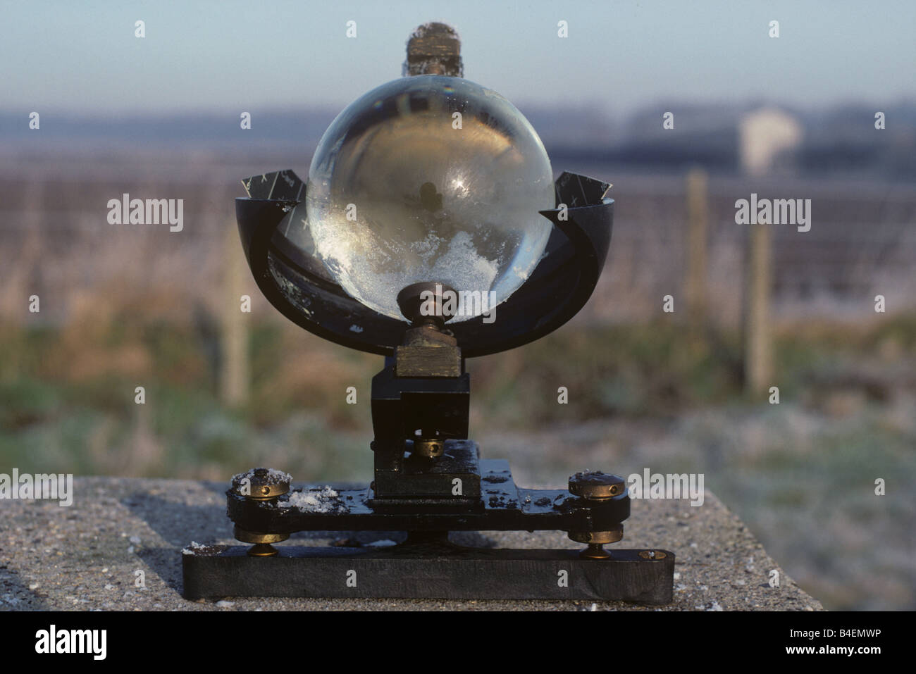 Campbell Stokes sunshine Recorder per registrare la lunghezza di sole su un gelido inverno giorno Foto Stock