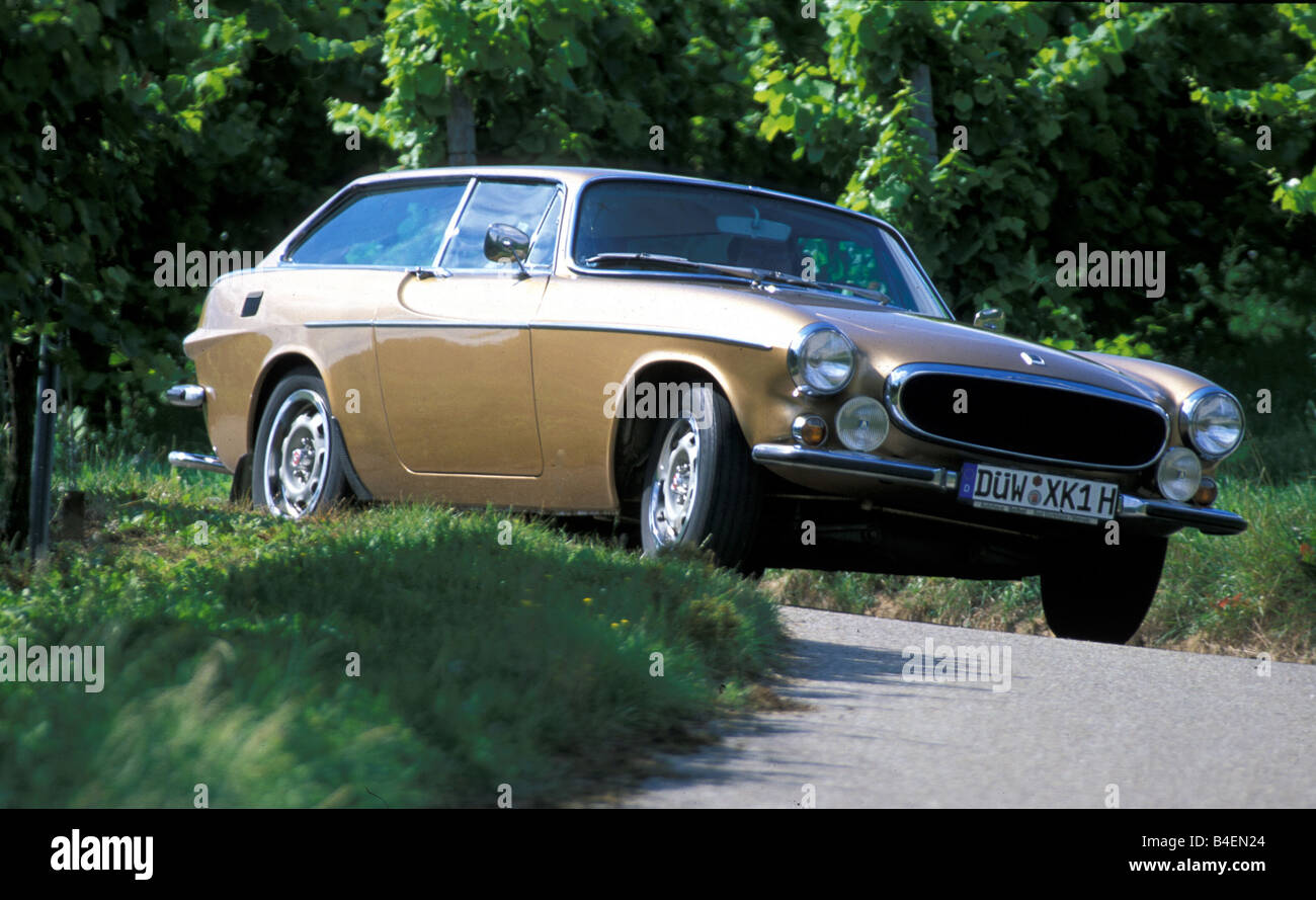 Auto Volvo P 1800 ES, anno modello 1971-1973, vecchia auto, degli anni settanta anni settanta, guida, diagonale anteriore, vista frontale e vista laterale, strada, co Foto Stock