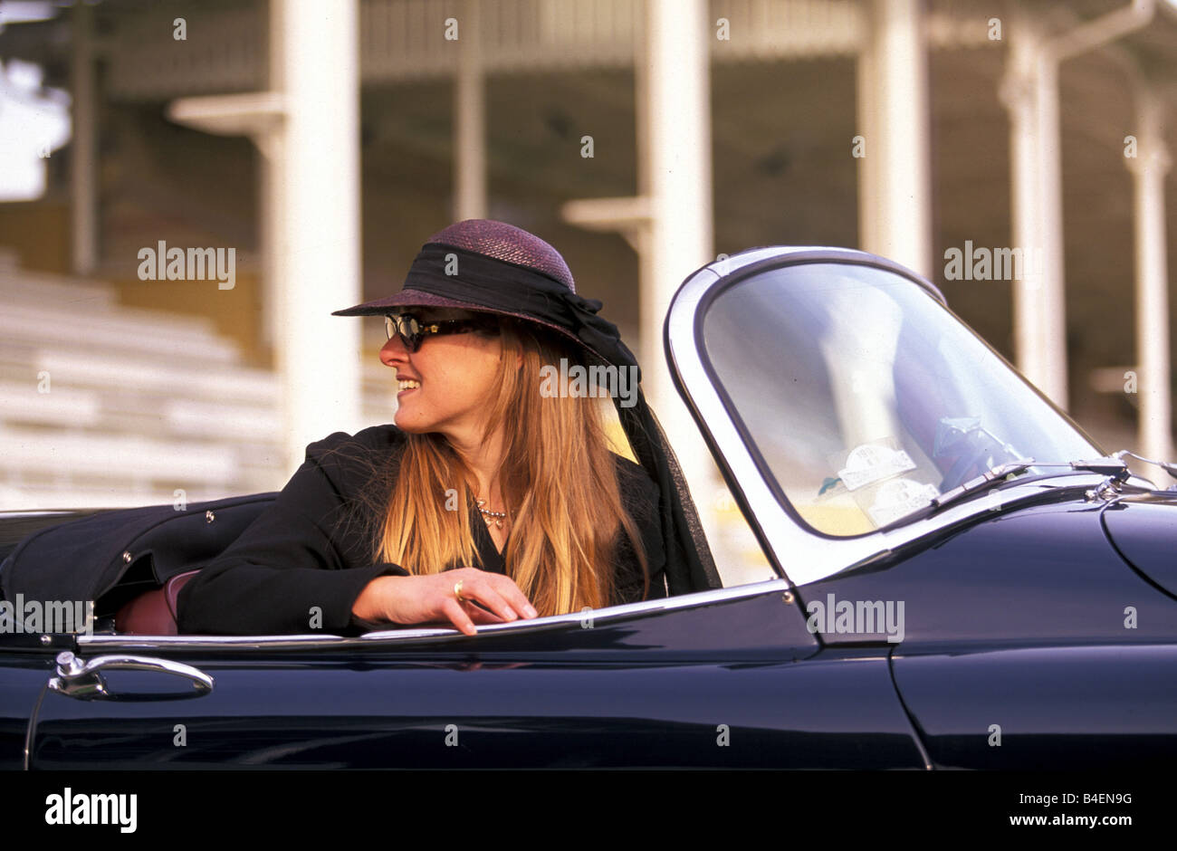 Auto, donna e auto, donna, cabriolet, donna con cappello, auto d'epoca,  fotografo: Ulrich Jooss Foto stock - Alamy