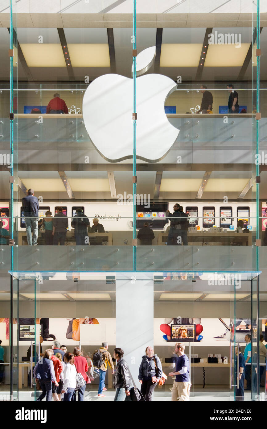 Shopping in un negozio Apple Store in Sydney NSW Australia. Storefront, ingresso e il logo Apple su George St. Foto Stock