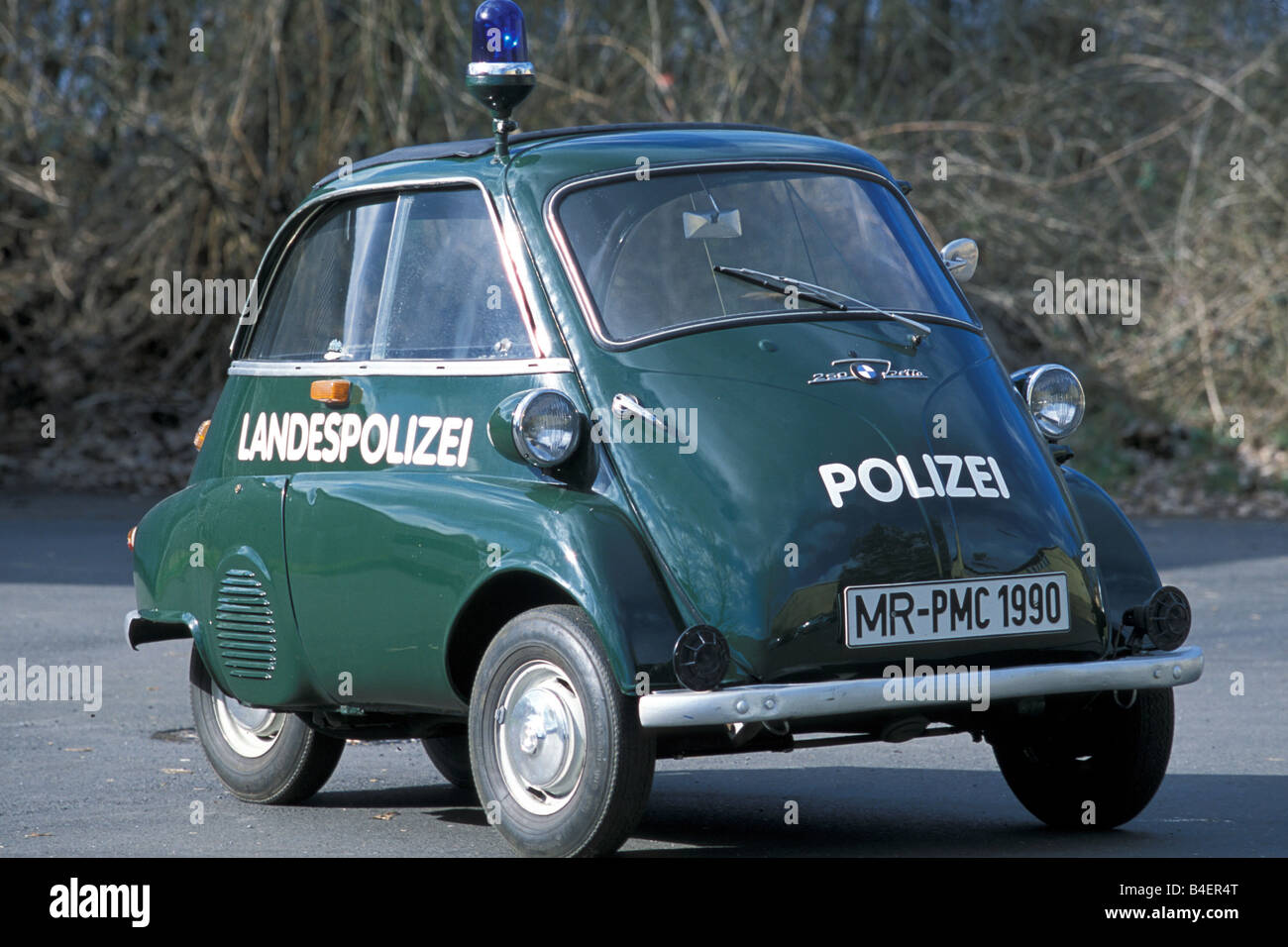 Auto BMW Isetta, auto d'epoca, al di sotto di anni cinquanta anni cinquanta, scuro-verde, auto della polizia, polizia di stato, luce blu, in piedi, diagonale anteriore, Foto Stock