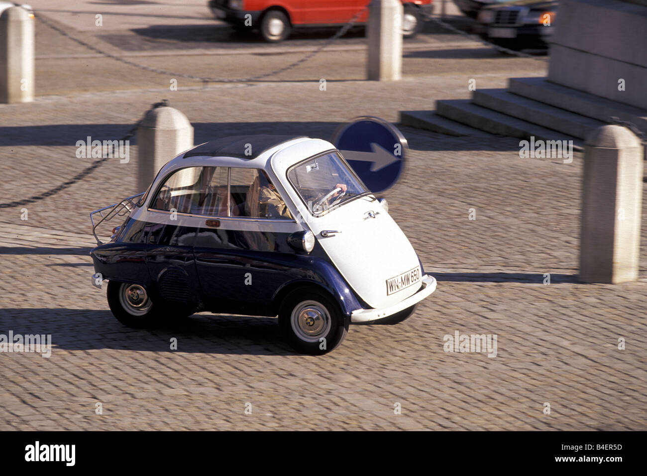 Auto BMW Isetta, auto d'epoca, al di sotto di anni cinquanta, cinquanta, bianco-blu, guida, diagonale anteriore, vista frontale e vista laterale, città, paesaggio, Foto Stock
