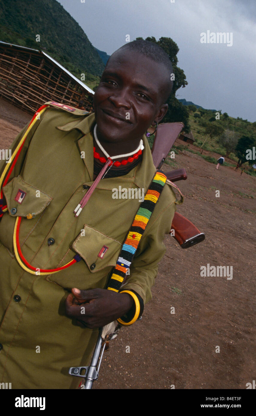 Ritratto di Karamojong uomo in uniforme, in Karamoja, Uganda Foto Stock