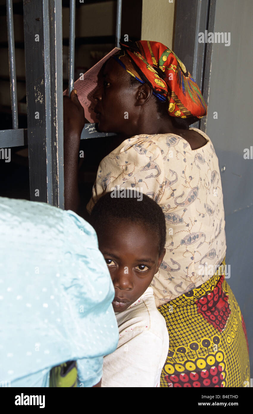 Gli abitanti di un villaggio in cerca attraverso porte in attesa per gli orari di apertura dei negozi. Uganda Foto Stock