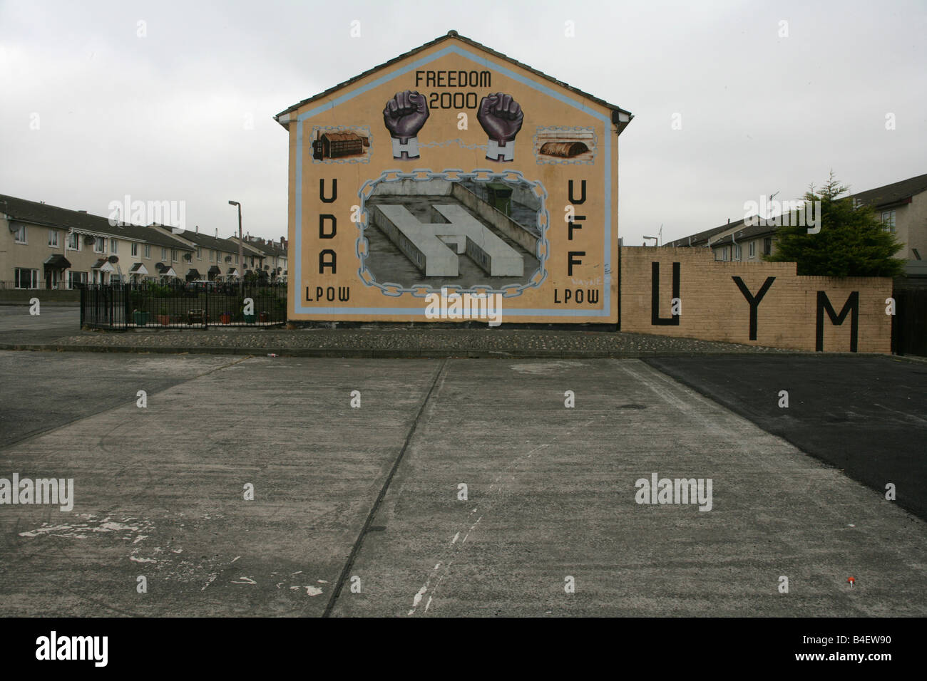 Murale lealisti commemora la chiusura della prigione di HM labirinto a Belfast, Irlanda del Nord, Regno Unito. Foto Stock